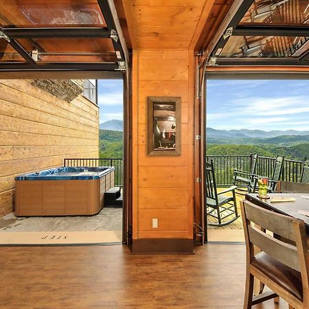 Villa Skyview Mansion:13Bdrm, 17Bath, Sleeps 70, Indoor Pool, Amazing Views Pigeon Forge Exterior foto