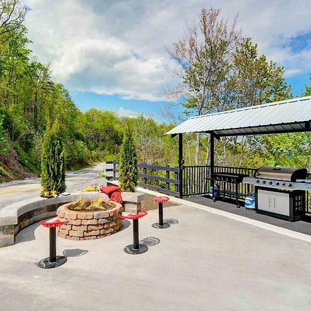 Villa Skyview Mansion:13Bdrm, 17Bath, Sleeps 70, Indoor Pool, Amazing Views Pigeon Forge Exterior foto